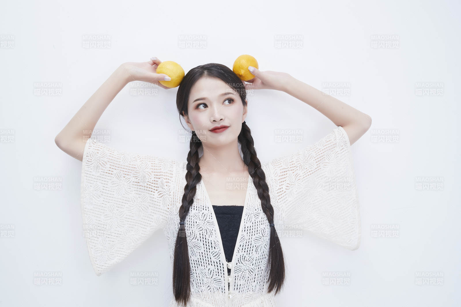 头顶柠檬身穿镂空连衣裙的亚洲可爱少女人像图片