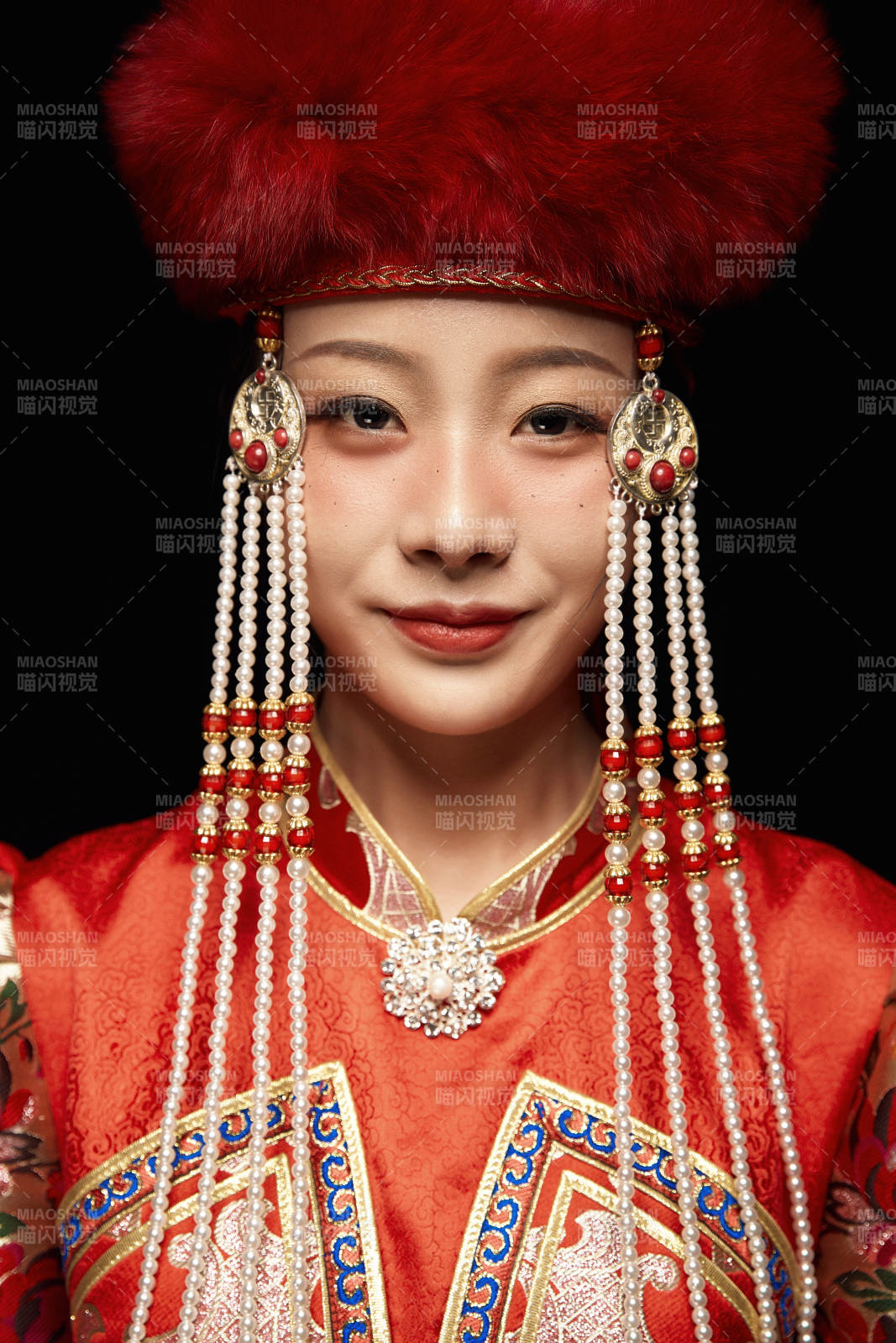 穿着蒙古族服饰的亚洲青年女性图片