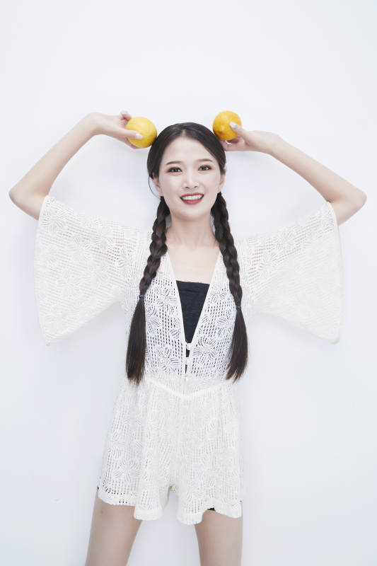 头顶柠檬身穿镂空连衣裙的亚洲可爱少女人像图片