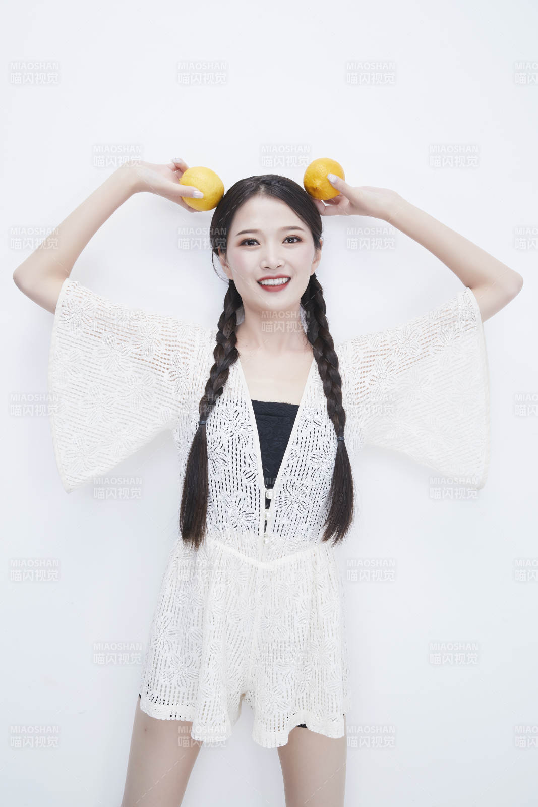 头顶柠檬身穿镂空连衣裙的亚洲可爱少女人像图片