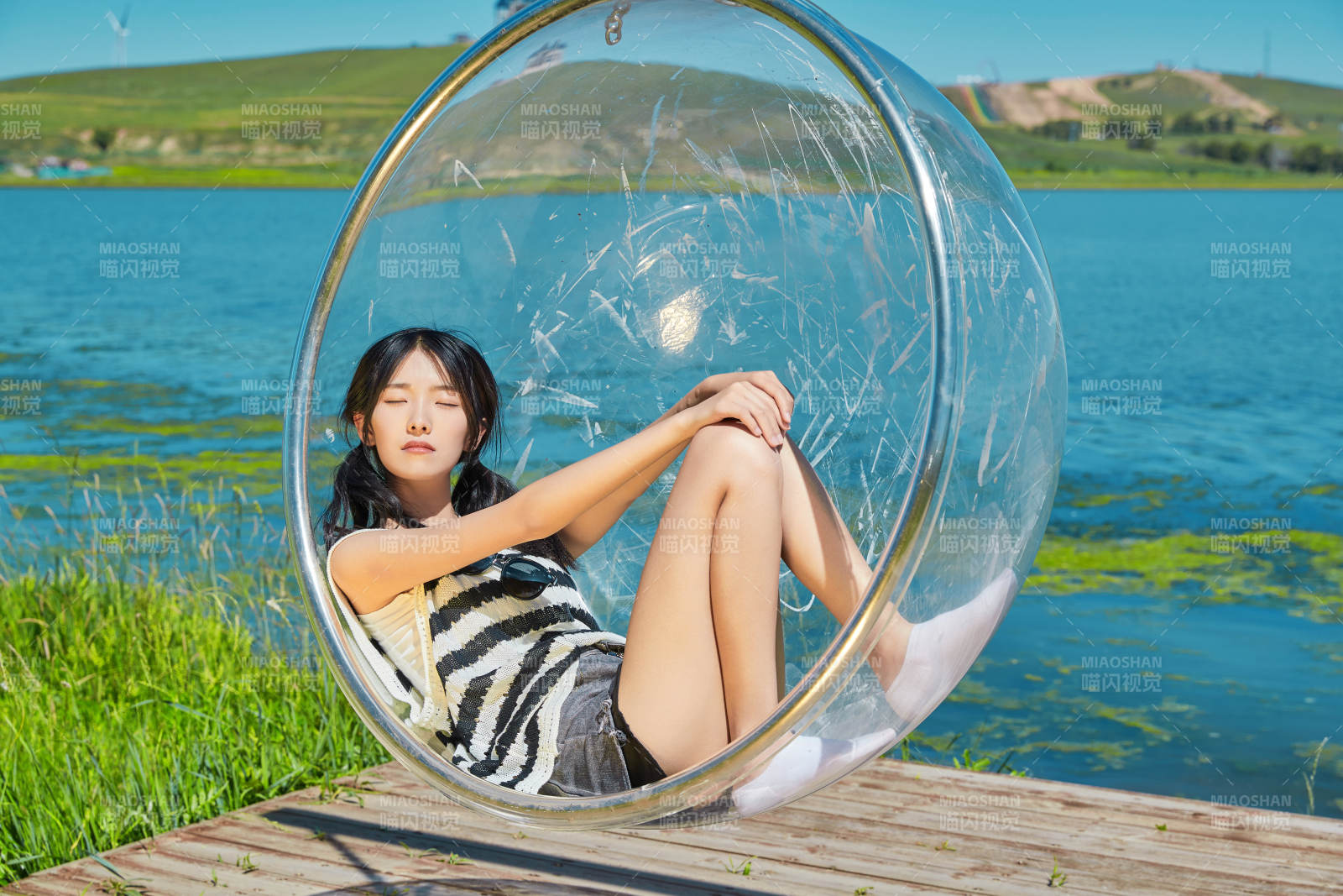 草原湖畔打卡点游玩拍照的亚洲少女图片