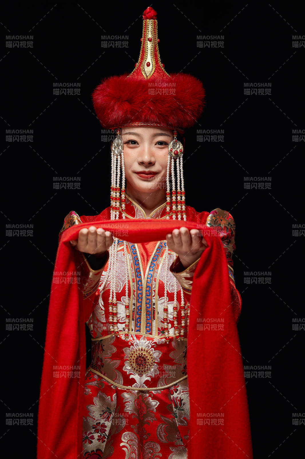 穿着蒙古族服饰的亚洲青年女性图片