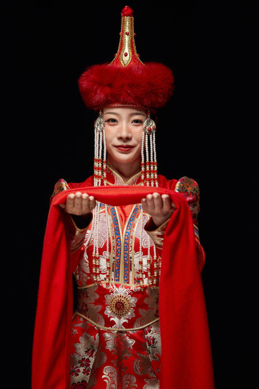 穿着蒙古族服饰的亚洲青年女性图片