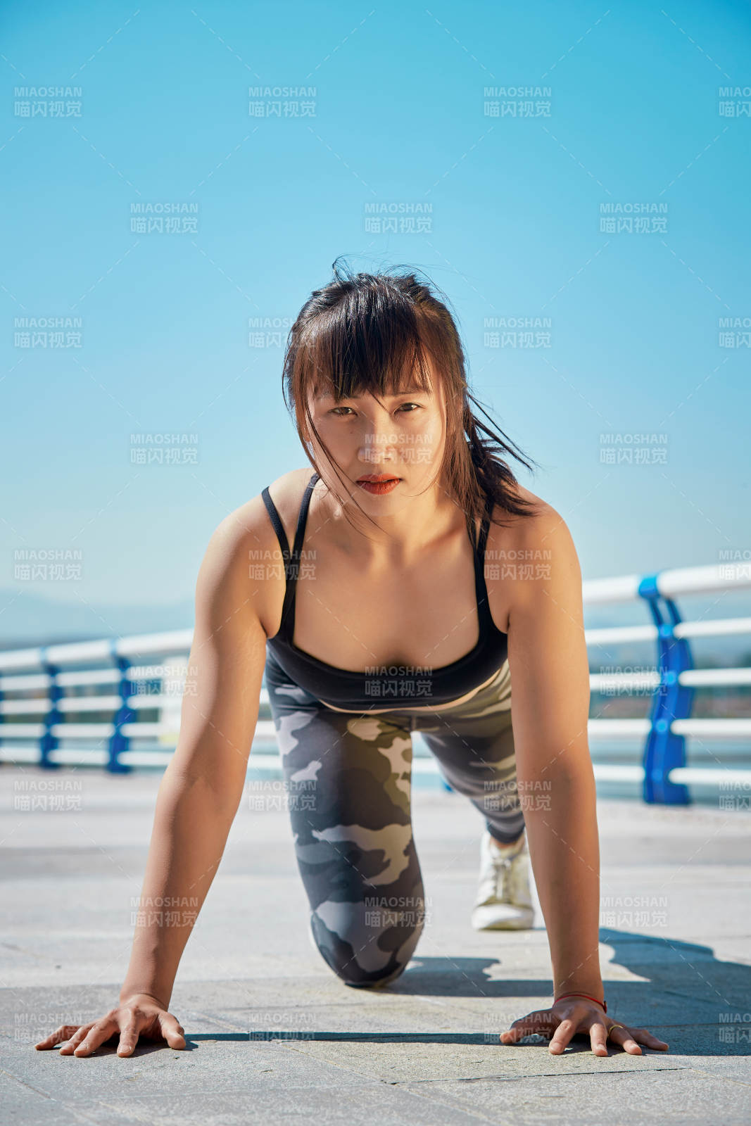 户外河畔公园做拉伸有氧运动的亚洲女性图片