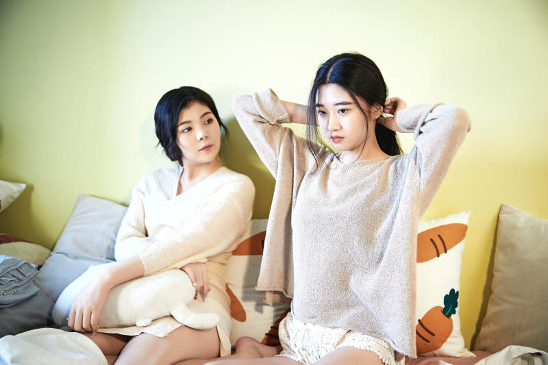 坐在床上的俩位美女图片