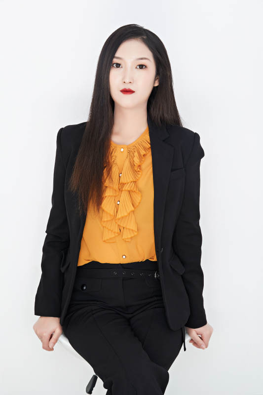 白色背景下的美丽商务女性肖像图片