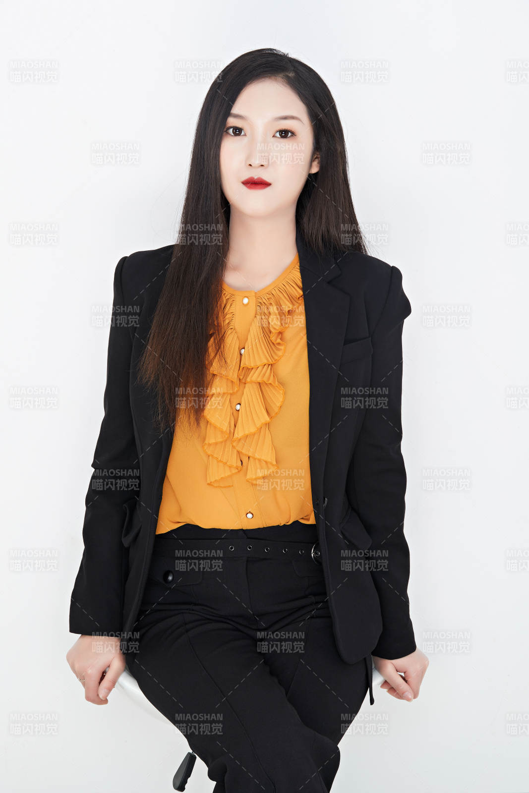 白色背景下的美丽商务女性肖像图片