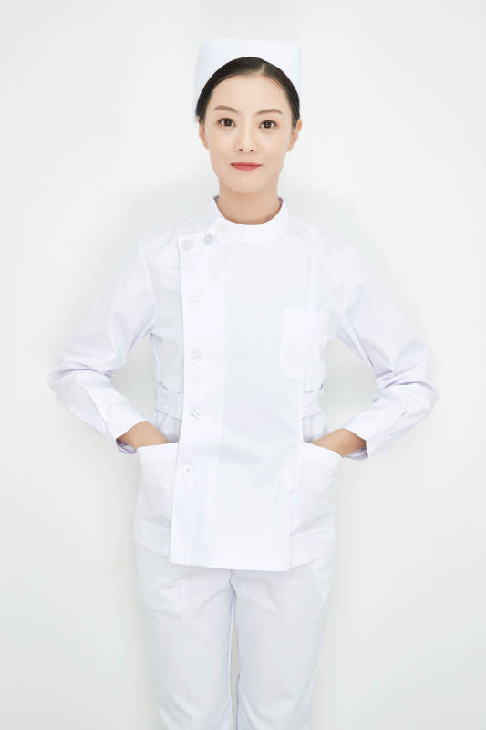 身穿护士的年轻女性医护人员图片