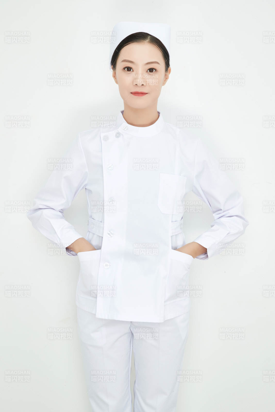 身穿护士的年轻女性医护人员图片