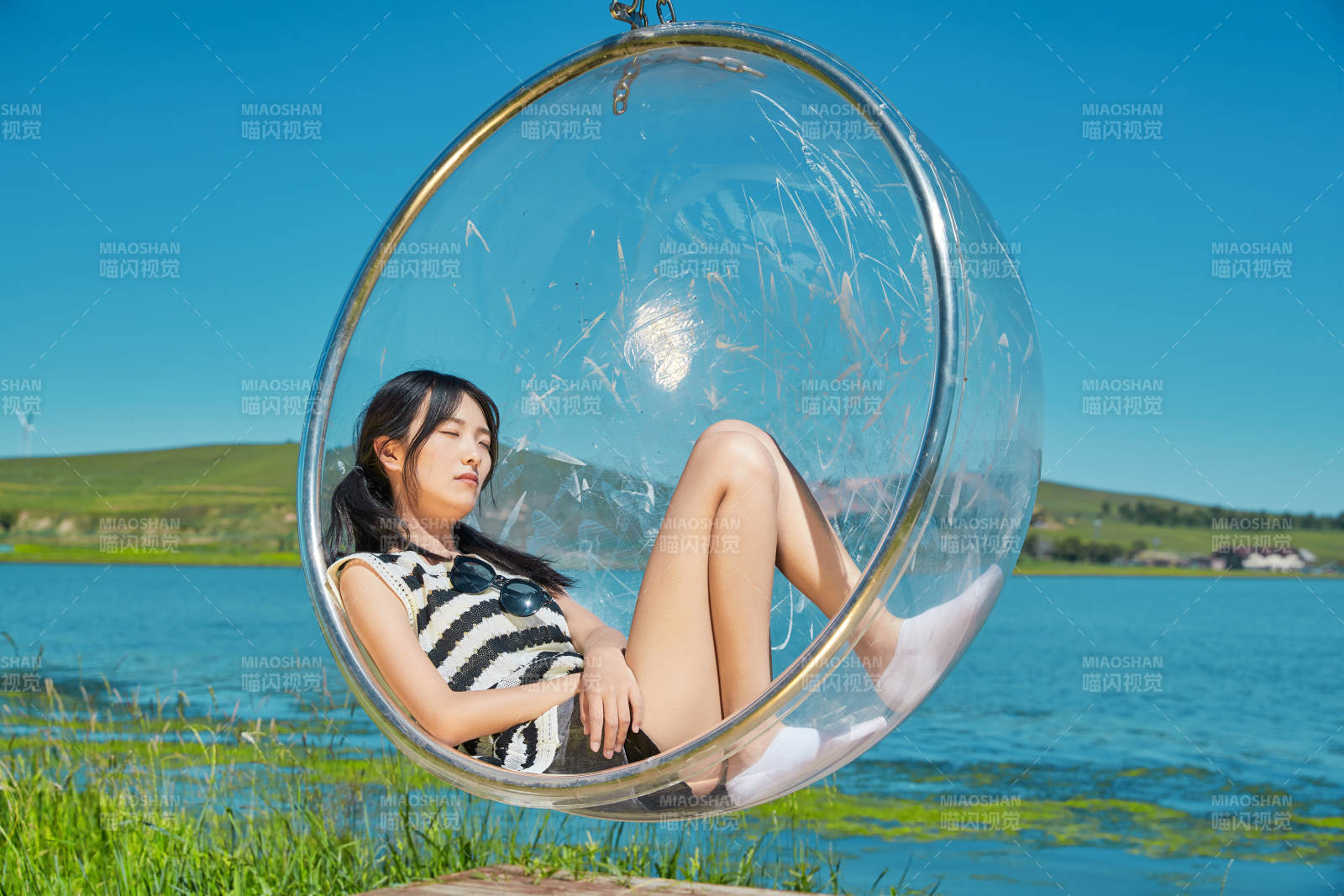 草原湖畔打卡点游玩拍照的亚洲少女图片