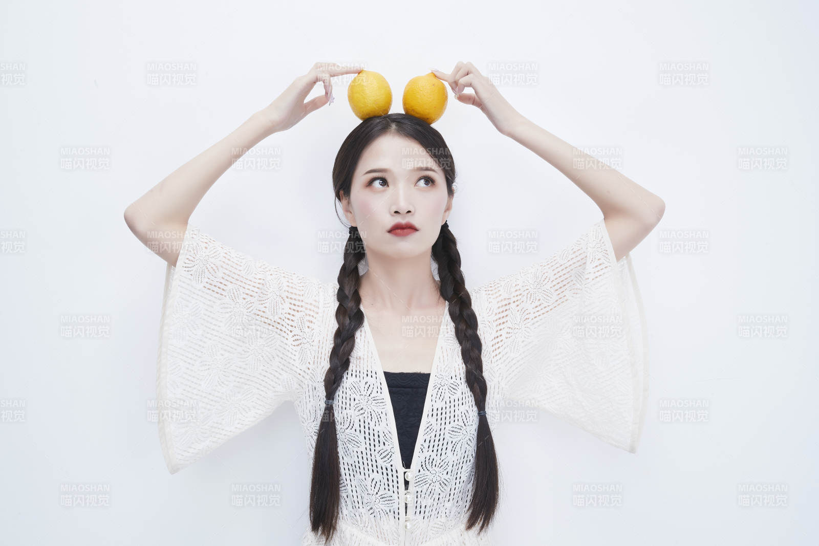 头顶柠檬身穿镂空连衣裙的亚洲可爱少女人像图片