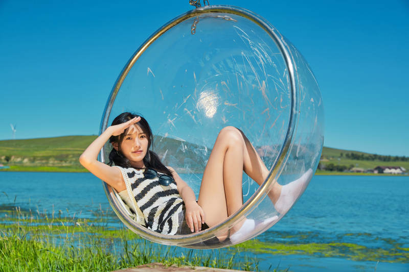 草原湖畔打卡点游玩拍照的亚洲少女图片