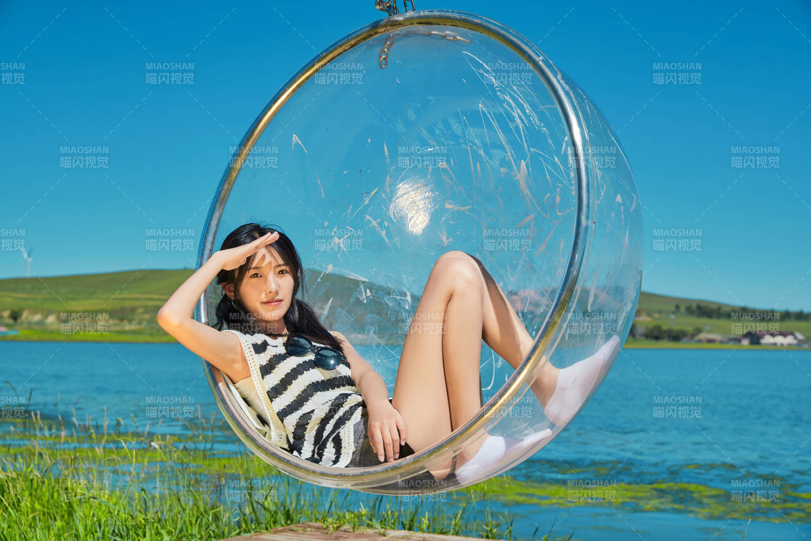 草原湖畔打卡点游玩拍照的亚洲少女图片