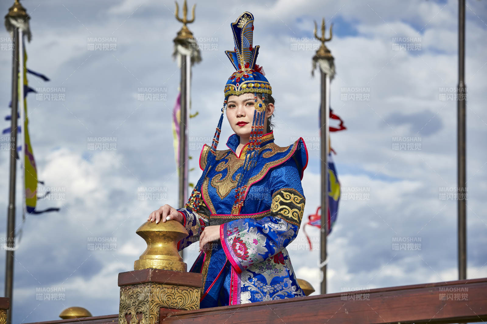 草原上金源大帐蒙古战车上身穿豪华蒙古族服饰的蒙族少女图片