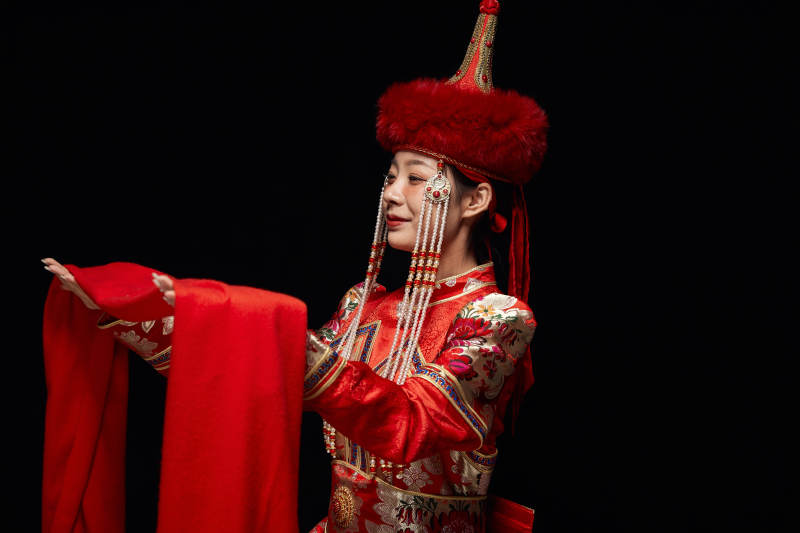 穿着蒙古族服饰的亚洲青年女性图片