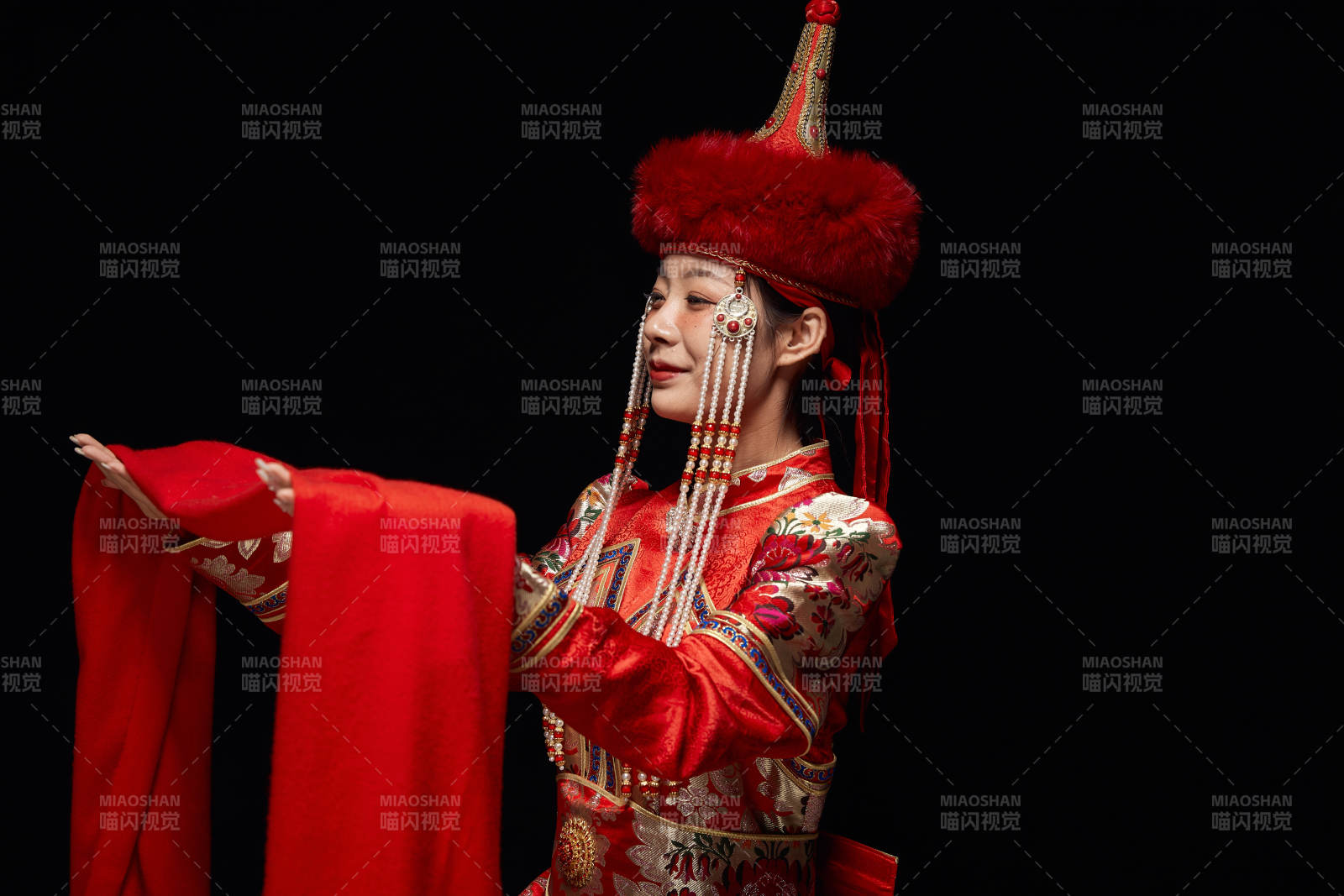 穿着蒙古族服饰的亚洲青年女性图片