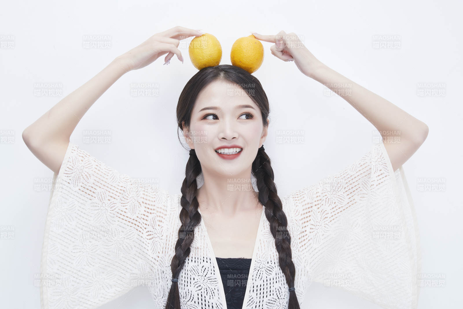 头顶柠檬身穿镂空连衣裙的亚洲可爱少女人像图片