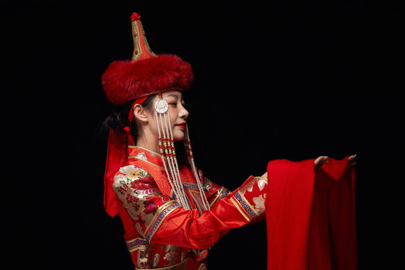 穿着蒙古族服饰的亚洲青年女性图片