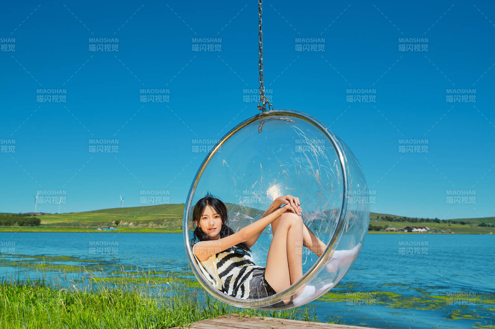 草原湖畔打卡点游玩拍照的亚洲少女图片