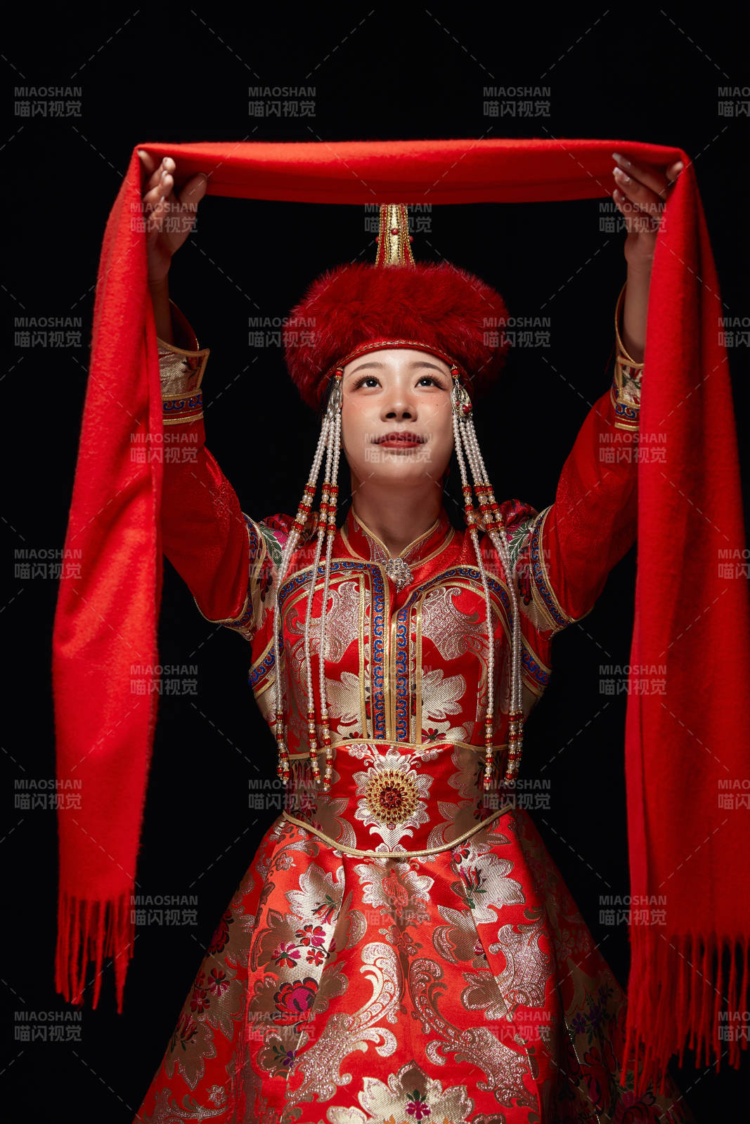 穿着蒙古族服饰的亚洲青年女性图片