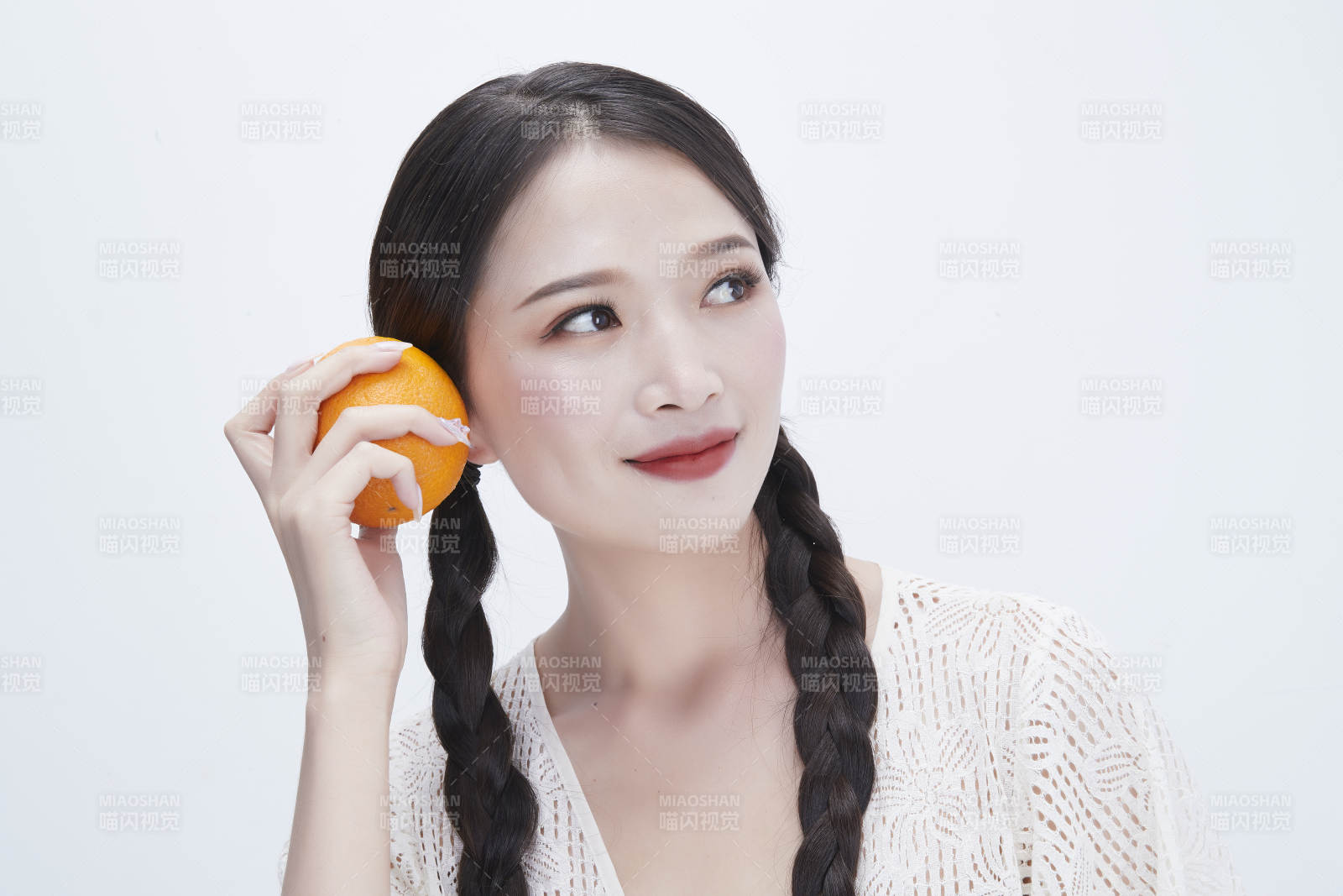 手拿橙子身穿镂空连衣裙的亚洲可爱少女人像图片