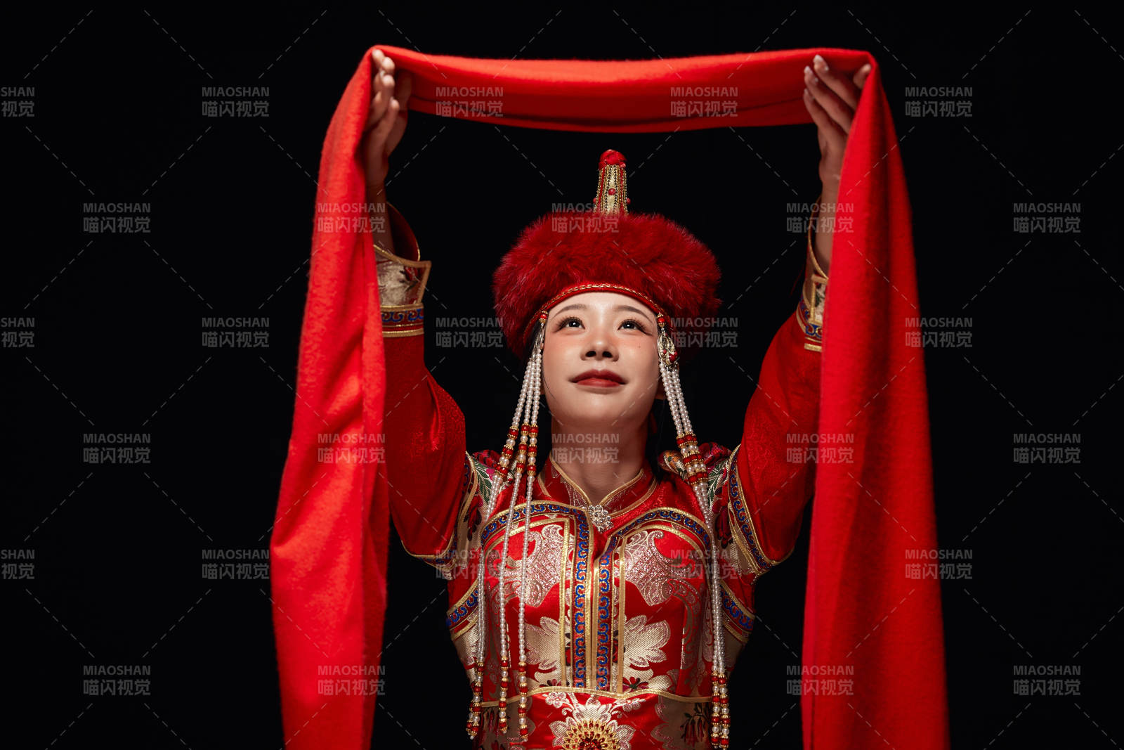 穿着蒙古族服饰的亚洲青年女性图片