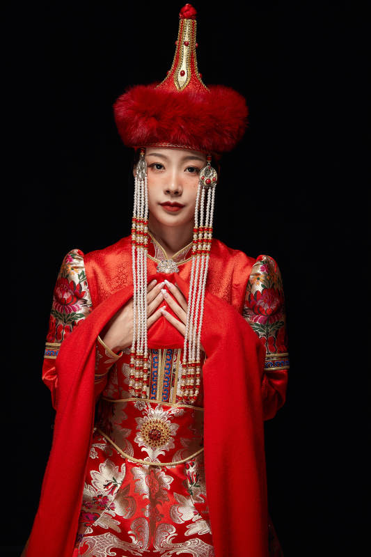 穿着蒙古族服饰的亚洲青年女性图片