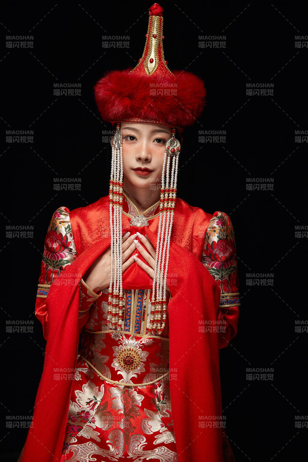 穿着蒙古族服饰的亚洲青年女性图片