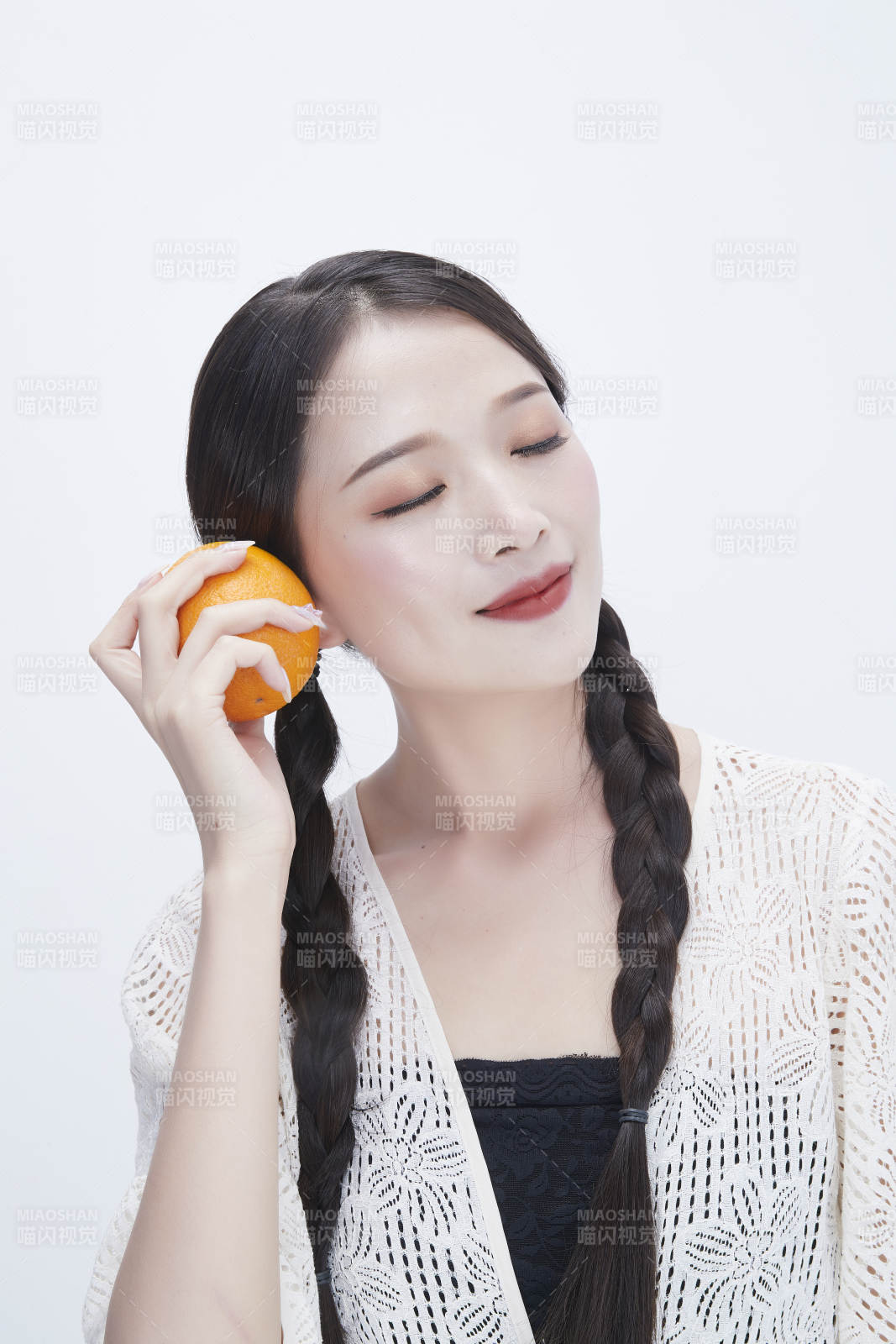 手拿橙子身穿镂空连衣裙的亚洲可爱少女人像图片