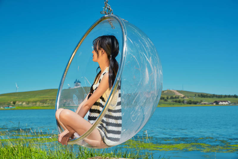 草原湖畔打卡点游玩拍照的亚洲少女图片