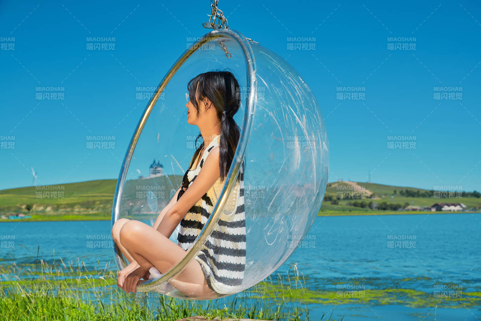 草原湖畔打卡点游玩拍照的亚洲少女图片