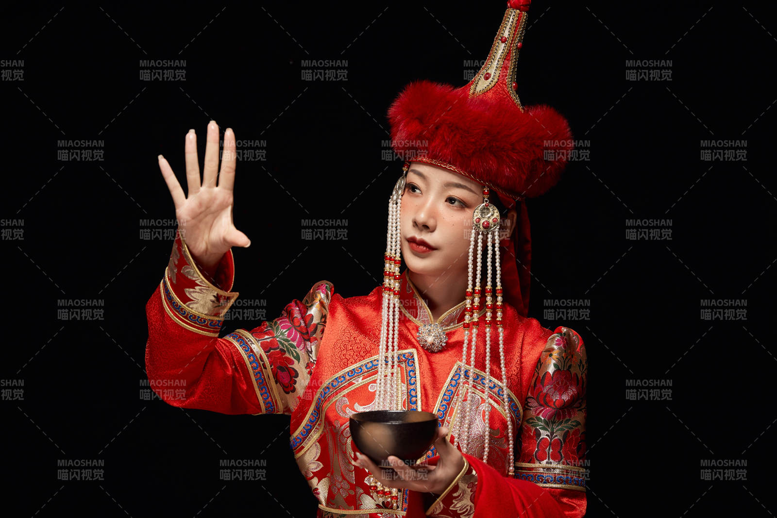 穿着蒙古族服饰的亚洲青年女性图片