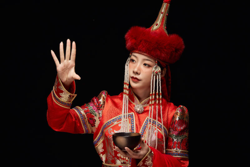 穿着蒙古族服饰的亚洲青年女性图片