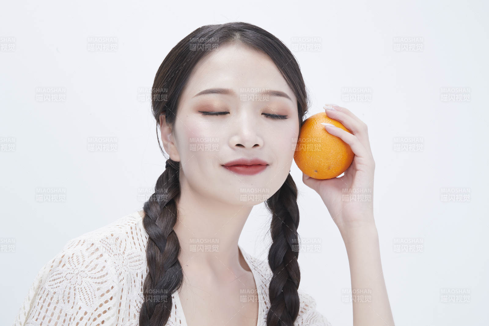 手拿橙子身穿镂空连衣裙的亚洲可爱少女人像图片