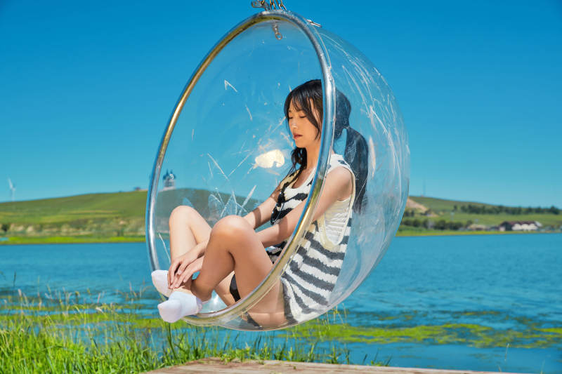 草原湖畔打卡点游玩拍照的亚洲少女图片