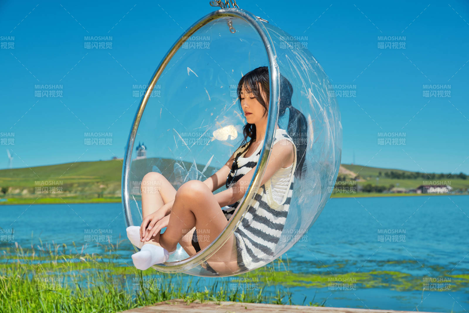 草原湖畔打卡点游玩拍照的亚洲少女图片