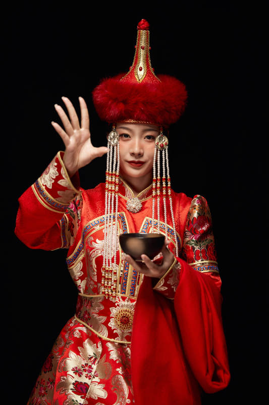 穿着蒙古族服饰的亚洲青年女性图片