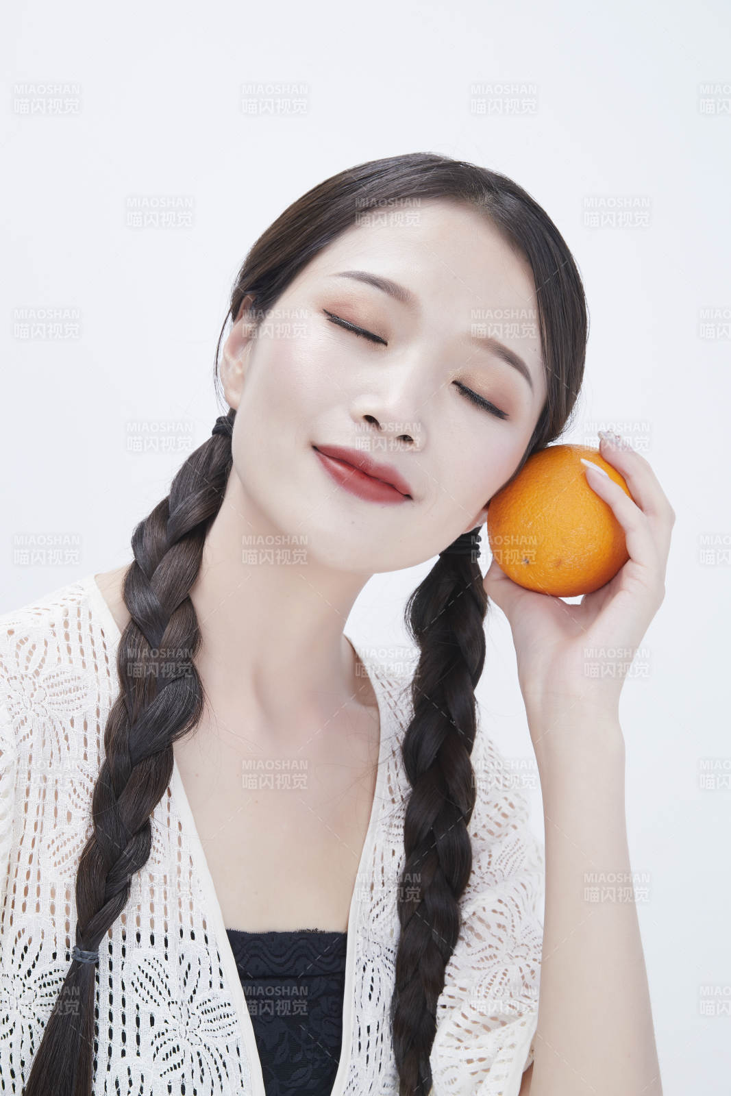 手拿橙子身穿镂空连衣裙的亚洲可爱少女人像图片