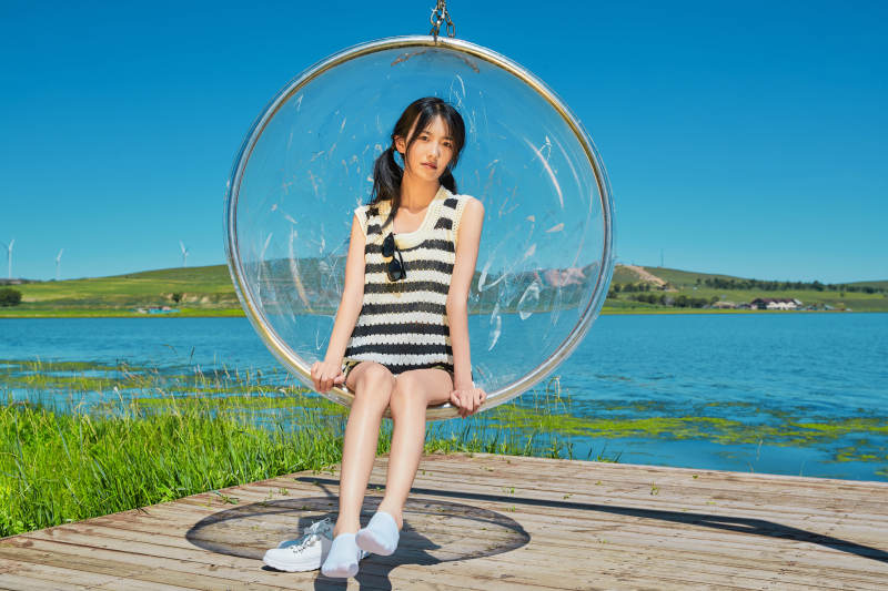 草原湖畔打卡点游玩拍照的亚洲少女图片