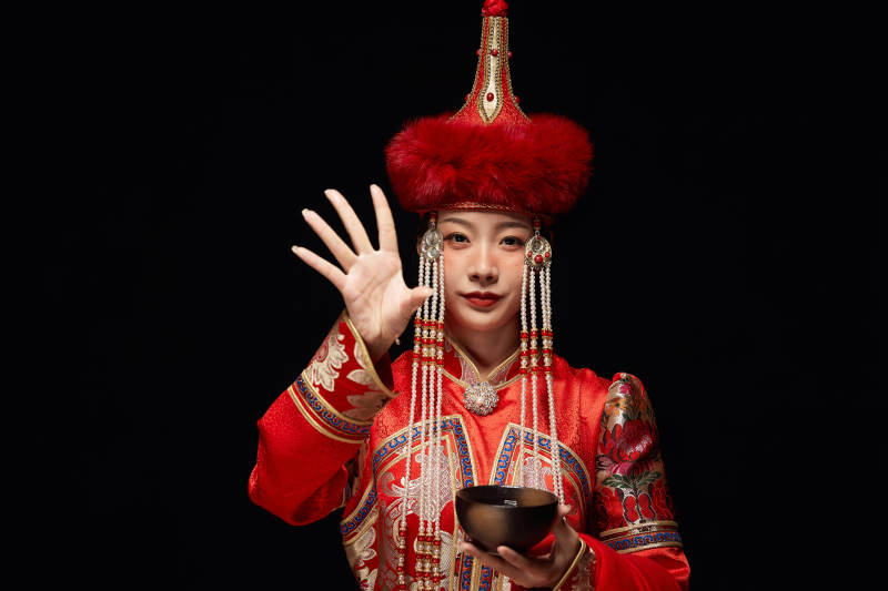 穿着蒙古族服饰的亚洲青年女性图片