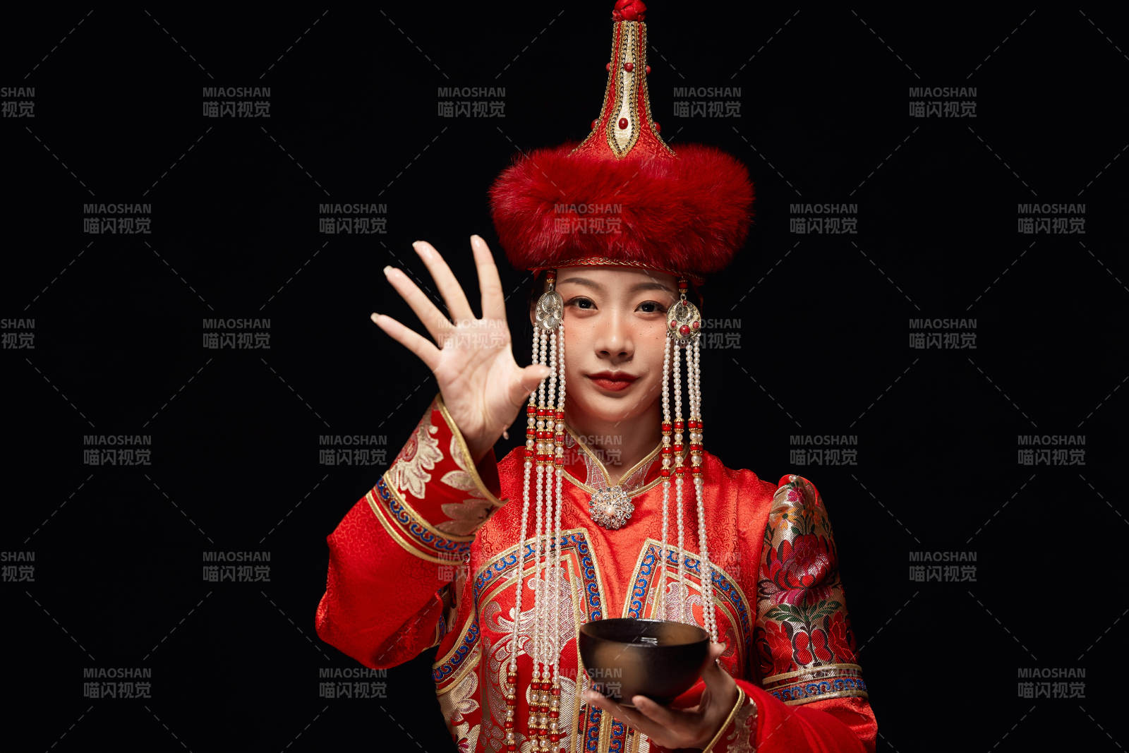 穿着蒙古族服饰的亚洲青年女性图片