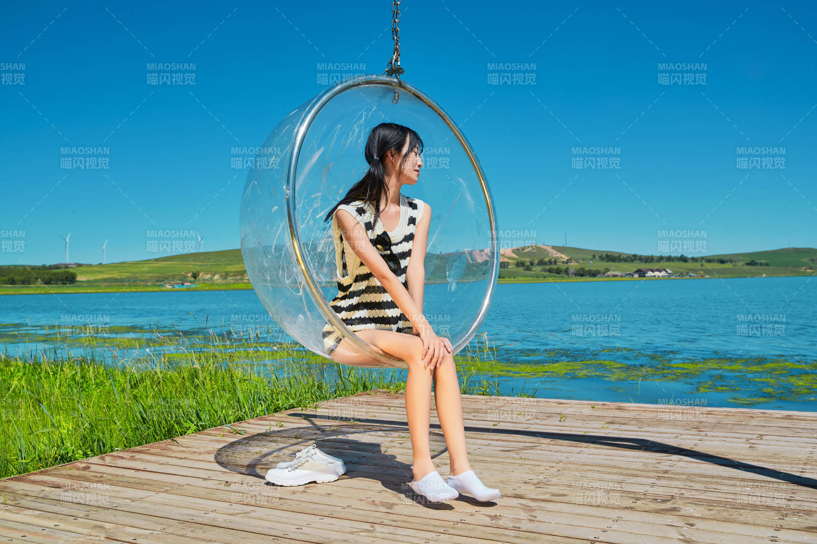 草原湖畔打卡点游玩拍照的亚洲少女图片