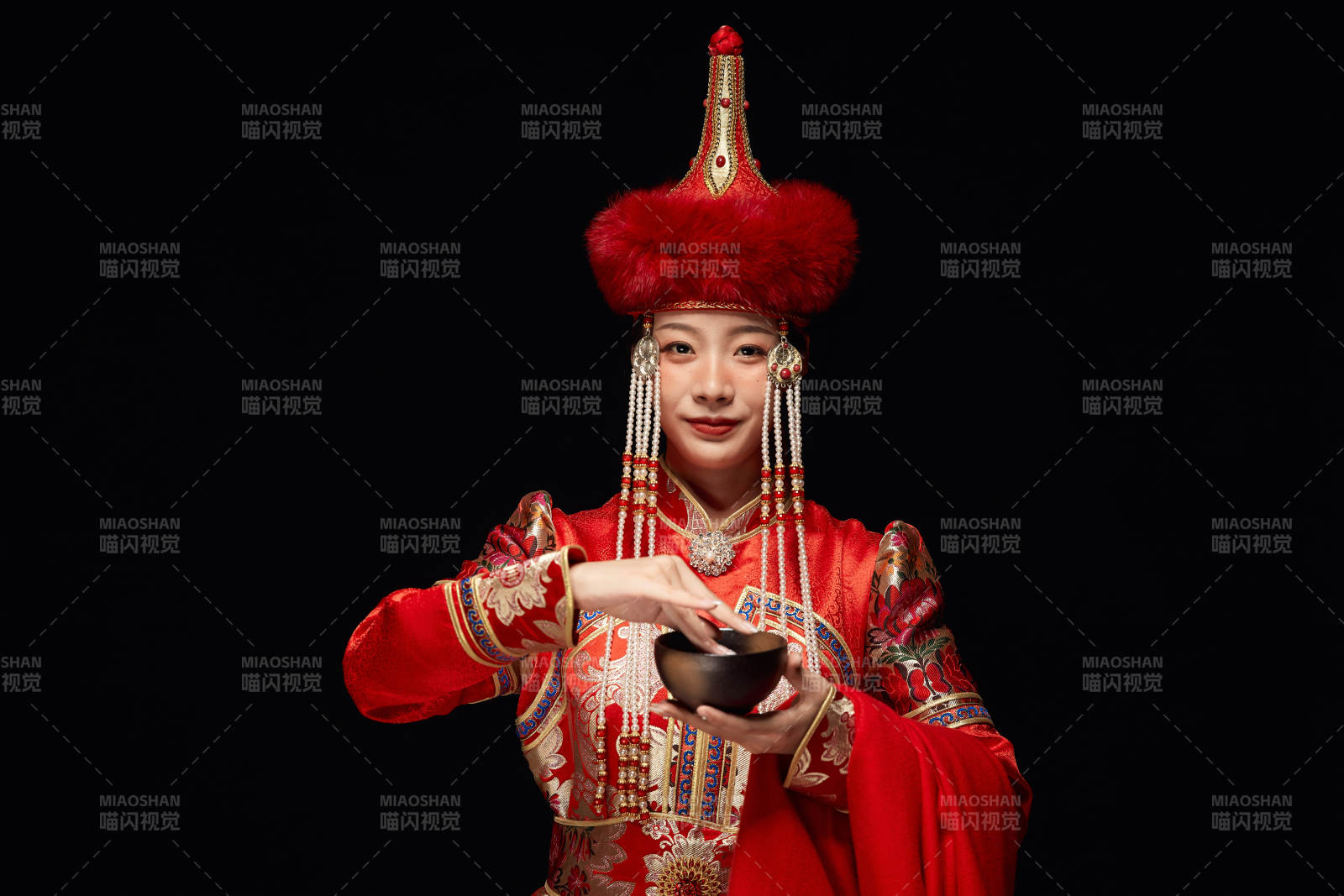 穿着蒙古族服饰的亚洲青年女性图片