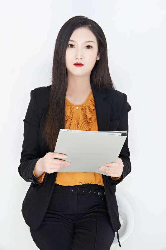 白色背景下的美丽商务女性肖像图片