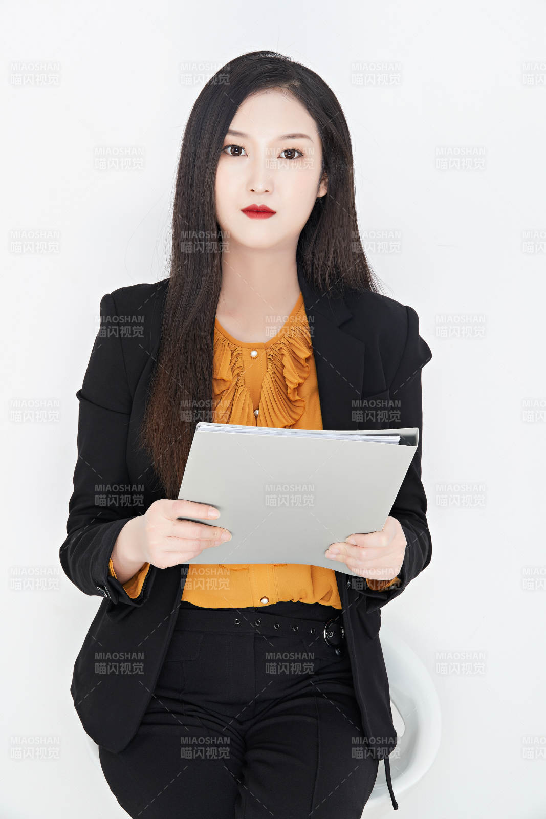 白色背景下的美丽商务女性肖像图片