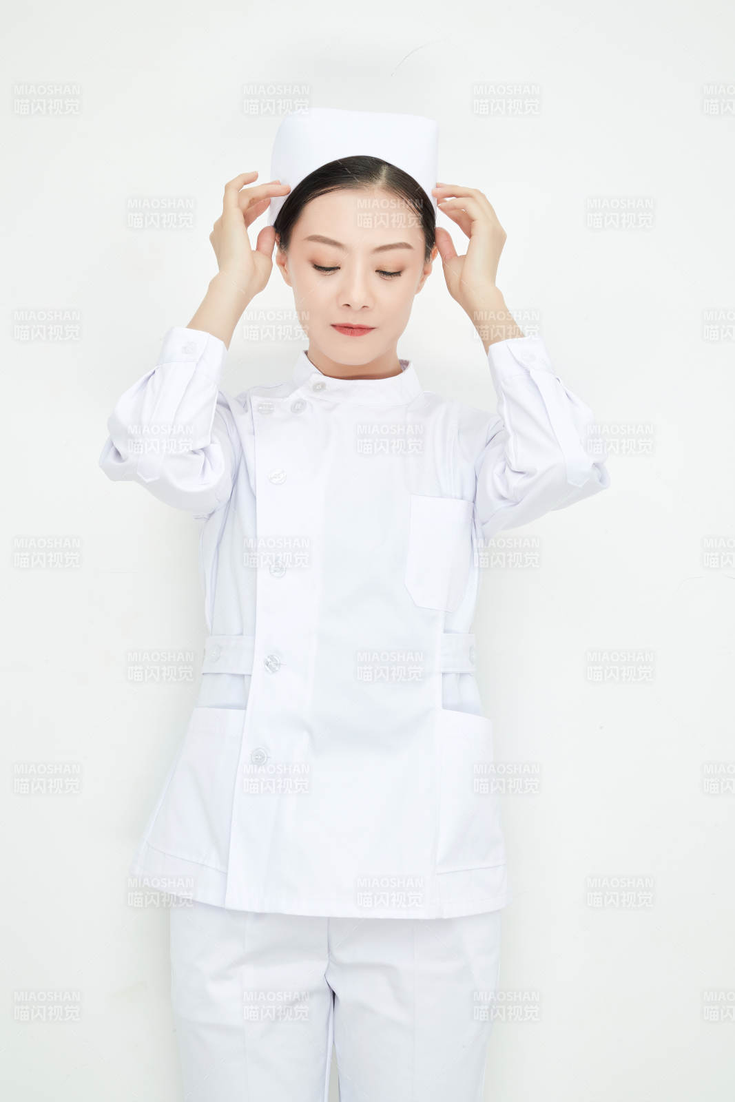 身穿护士的年轻女性医护人员图片