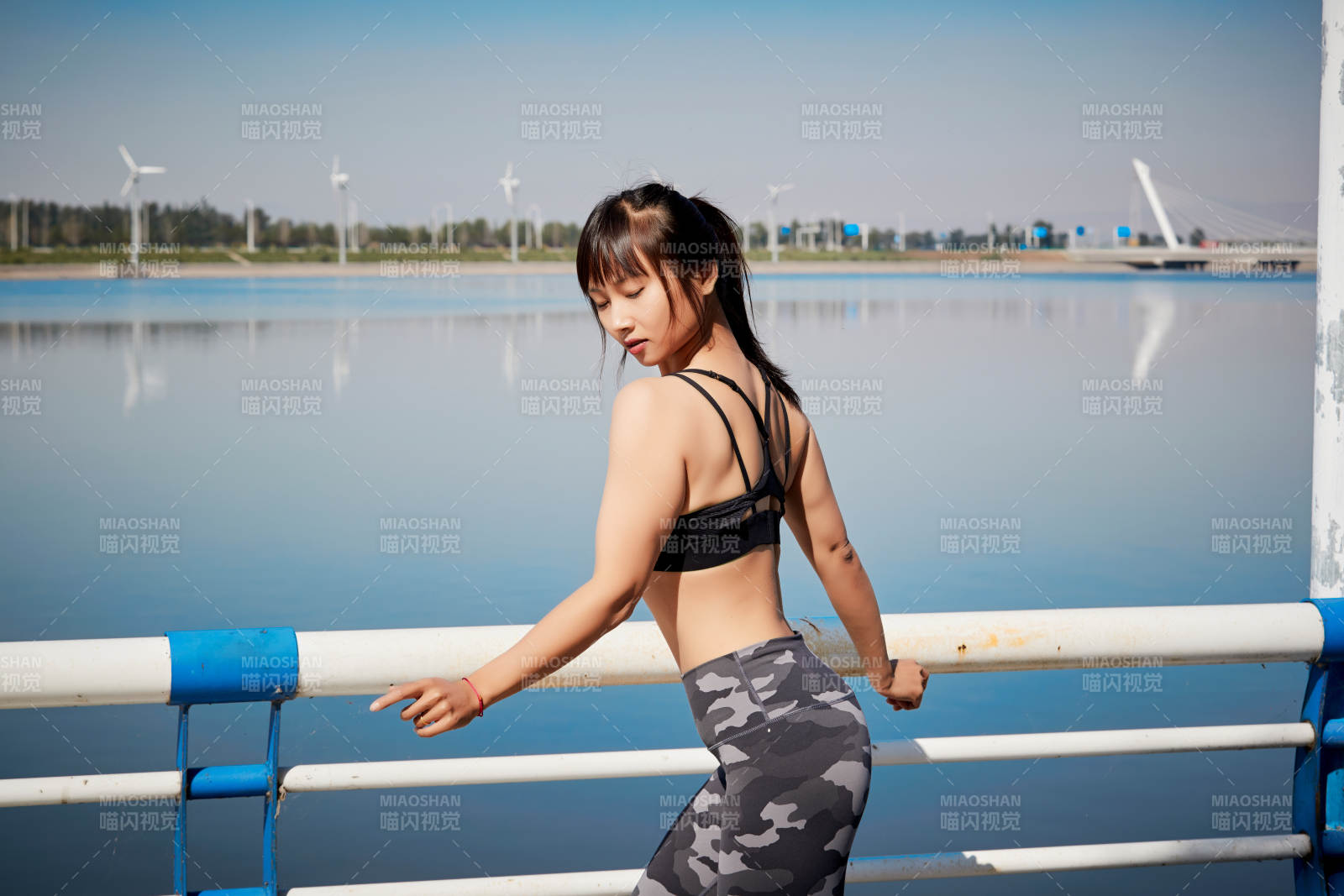 户外河畔公园进行跑步锻炼的亚洲女性图片