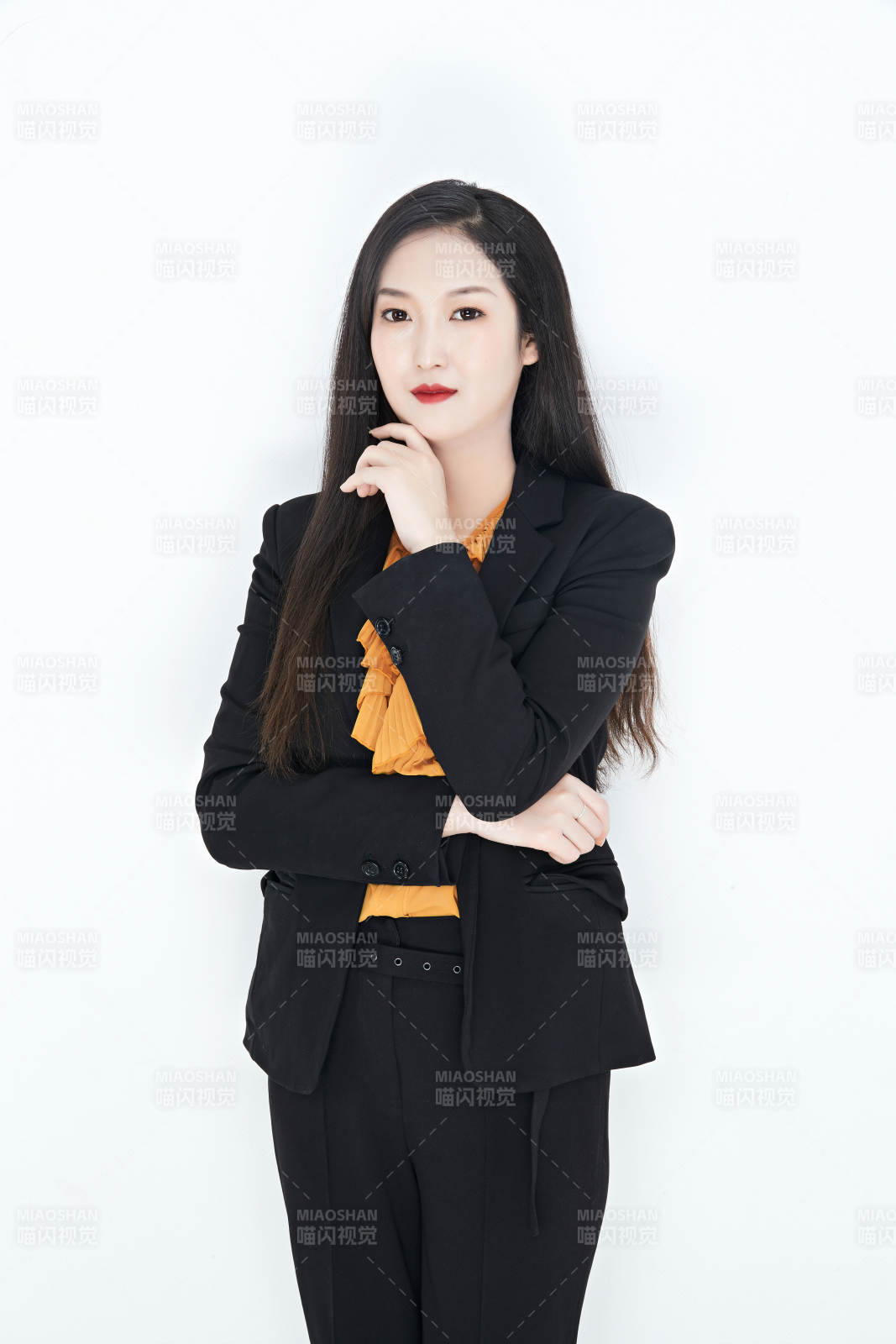 白色背景下的美丽商务女性肖像图片