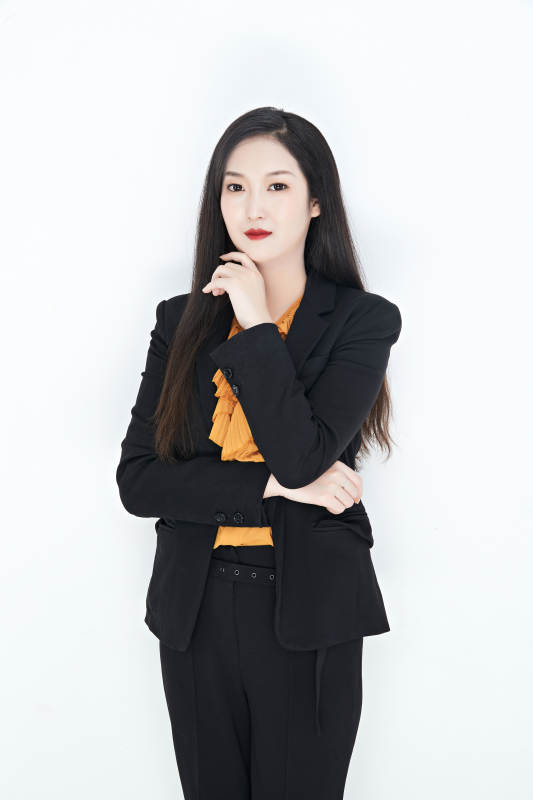 白色背景下的美丽商务女性肖像图片