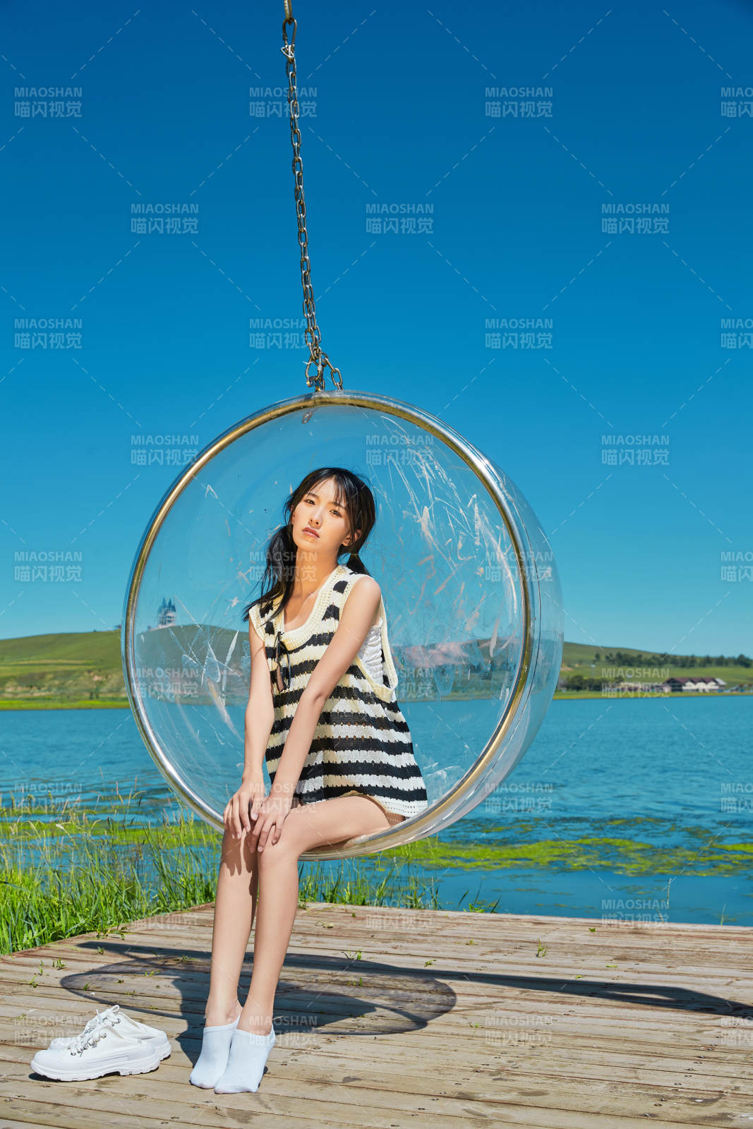 草原湖畔打卡点游玩拍照的亚洲少女图片